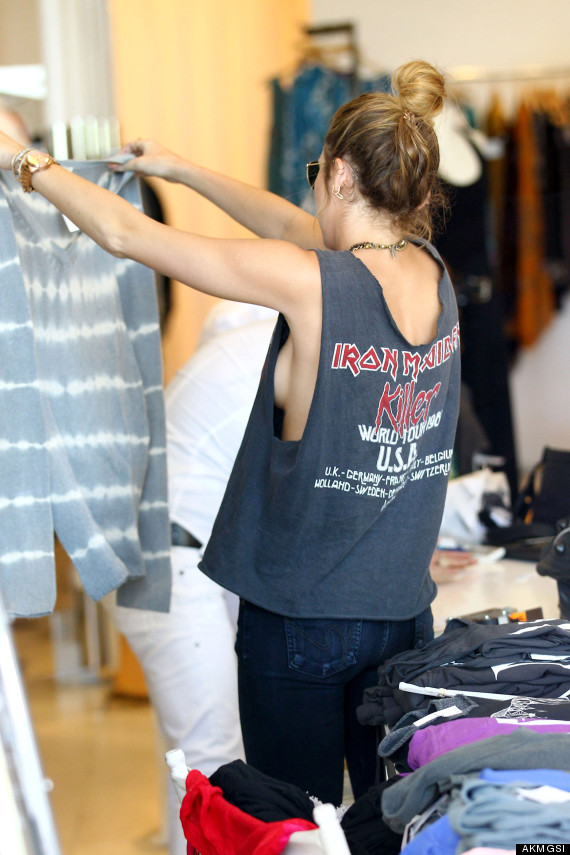 http://www.huffingtonpost.com/2012/04/11/miley-cyrus-side-boob-actress-braless-wardrobe-malfunction_n_1418101.html?ref=celebrity