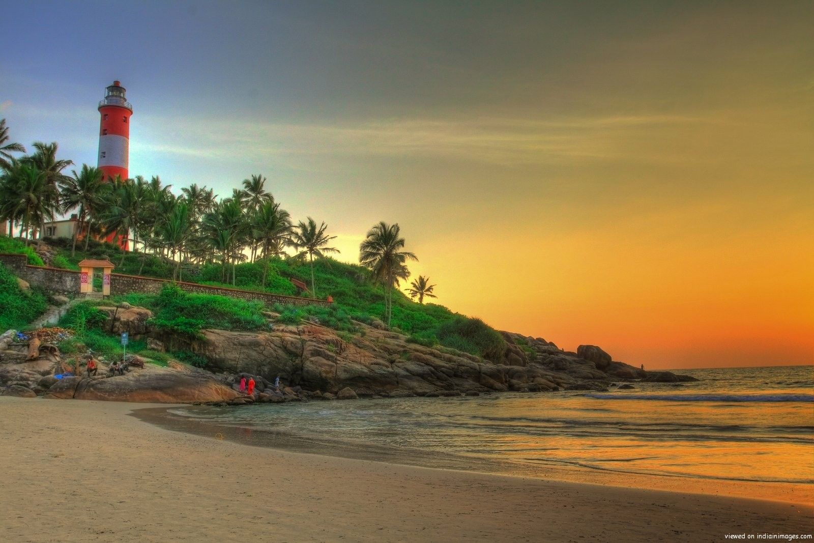 http://focuztours.files.wordpress.com/2012/12/kovalam-beach.jpg