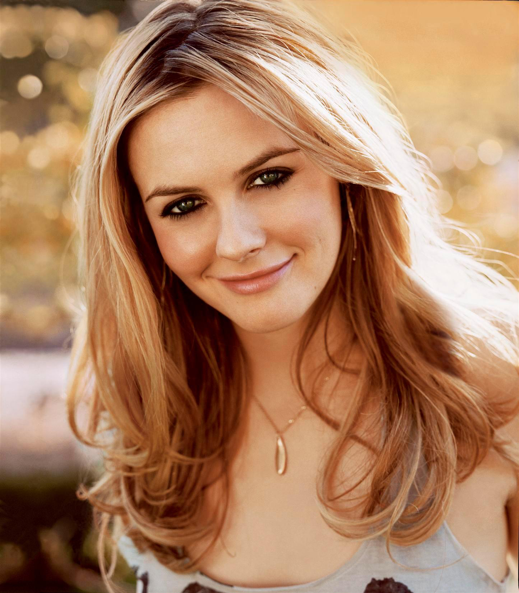 http://www.picturesnew.com/alicia-silverstone.html